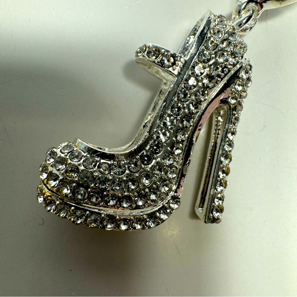 NWT. Stiletto high heel keychain. Silver tone rhinestone shoe keychain. - Picture 2 of 7